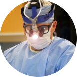 Médico Cirujano Oftalmólogo. Subespecialista en vítreo y retina.